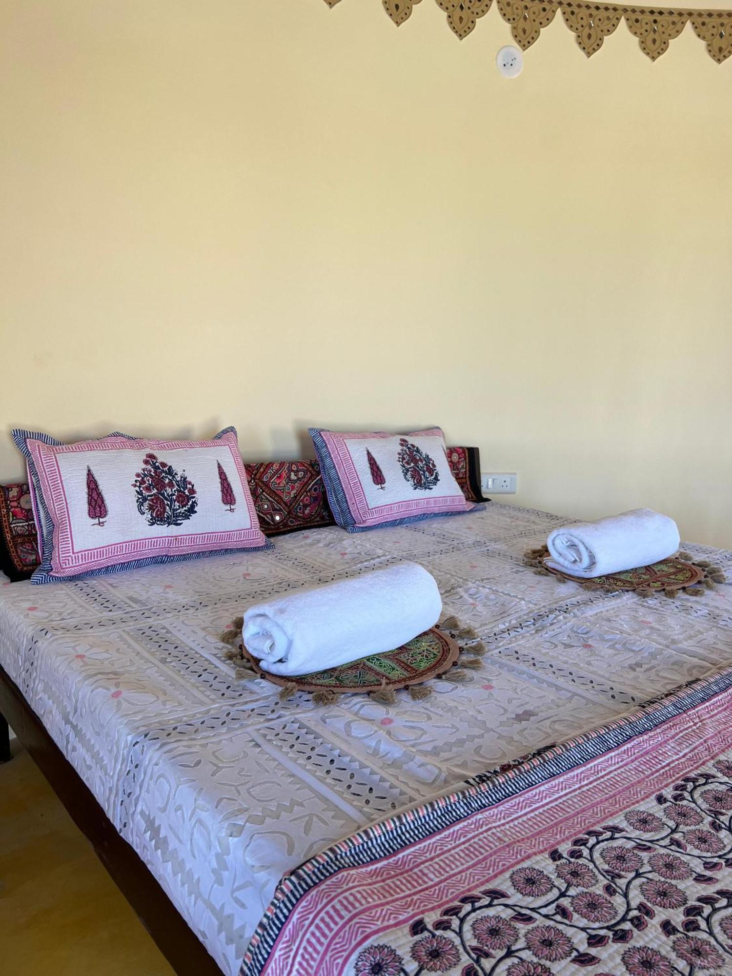 Rann Hellaro Homestay Бгудж Екстер'єр фото